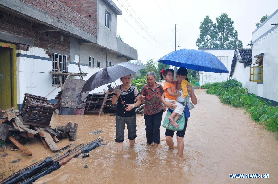 People are evacuated from the flooded area in Caichang Village in Xiangzhou County of Laibin City, south China&apos;s Guangxi Zhuang Autonomous Region, Aug. 19, 2013.
