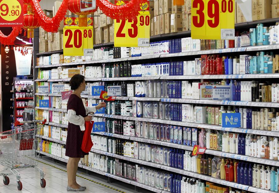 A citizen selects commodities at a supermarket in Shanghai, east China, Aug. 29, 2013. China&apos;s consumer price index, a main gauge of inflation, rose 2.6 percent year on year in August, down from 2.7 percent in July, the National Bureau of Statistics (NBS) said on Monday.