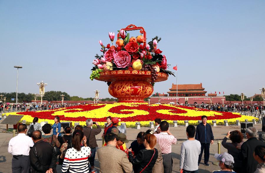 Tourists visit the Tian&apos;anmen Square in Beijing, capital of China, Oct. 7, 2013, the last day of the seven-day National Day holiday. 