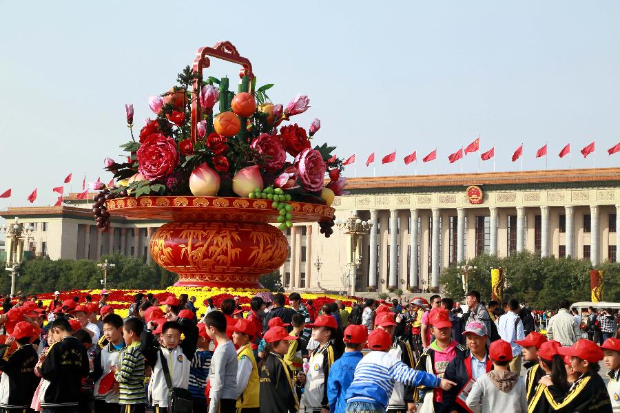 Tourists visit the Tian&apos;anmen Square in Beijing, capital of China, Oct. 7, 2013, the last day of the seven-day National Day holiday. 