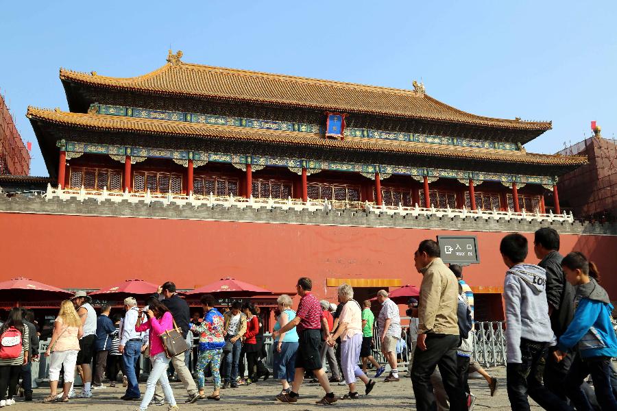 Tourists visit the Palace Museum, also known as the Forbidden City, in Beijing, capital of China, Oct. 7, 2013, the last day of the seven-day National Day holiday. 