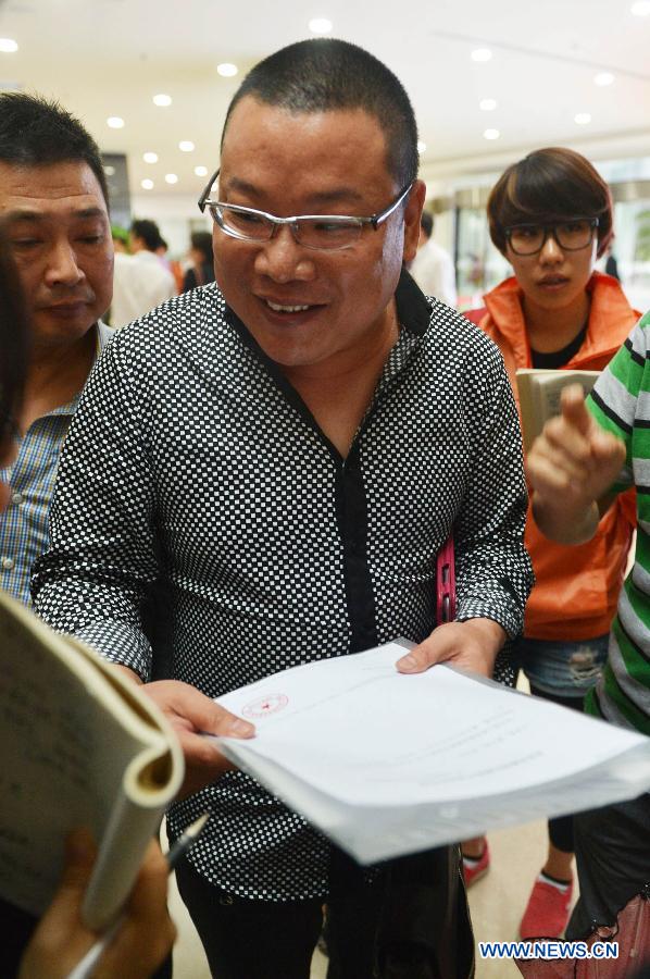 A man deals with formalities in the service hall of the free trade zone (FTZ), east China&apos;s Shanghai, Oct. 8, 2013.