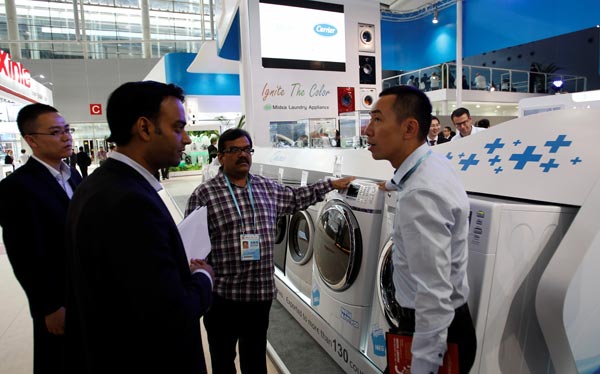 Demonstrating a Midea washing machine at the 114th Import and Export Fair in Guangzhou, Guangdong Province, on Tuesday.