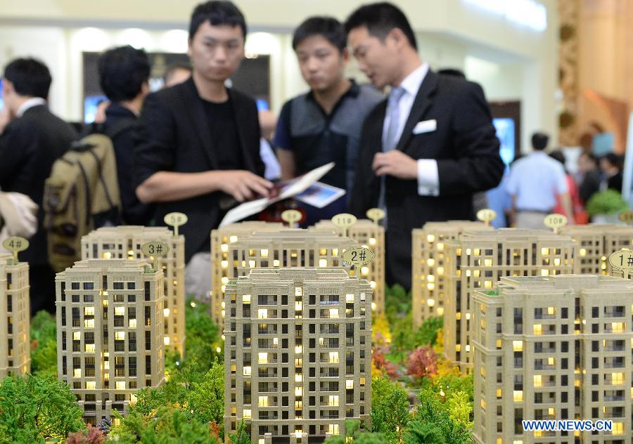 Citizens visit a real estate fair in east China&apos;s Shanghai Municipality, Oct. 3, 2013. 