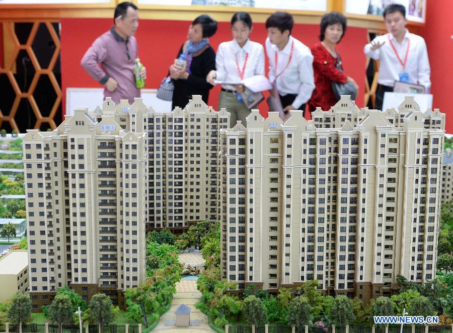 Citizens visit a real estate fair in east China&apos;s Shanghai Municipality, Oct. 3, 2013. 