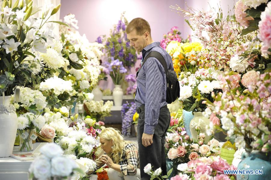 A foreign purchaser selects products in the Canton Fair in Guangzhou, capital of south China&apos;s Guangdong Province Oct. 23, 2013. 