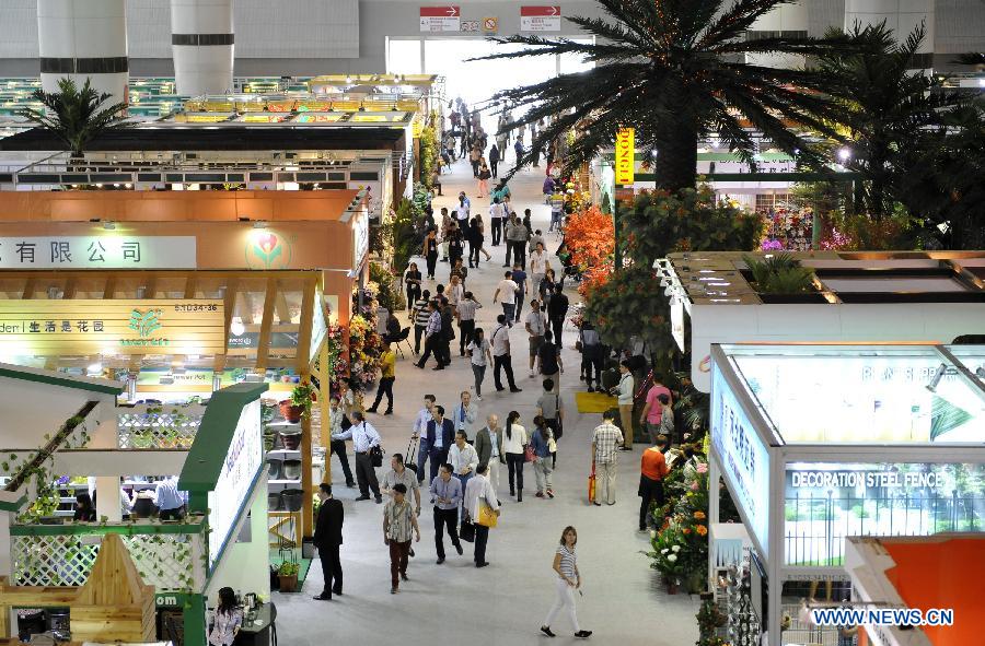 Purchasers are seen in the Canton Fair in Guangzhou, capital of south China&apos;s Guangdong Province Oct. 23, 2013. 