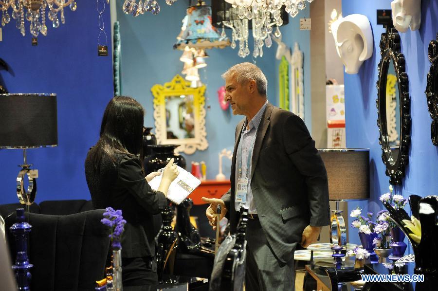 A foreign purchaser selects products in the Canton Fair in Guangzhou, capital of south China&apos;s Guangdong Province Oct. 23, 2013. 