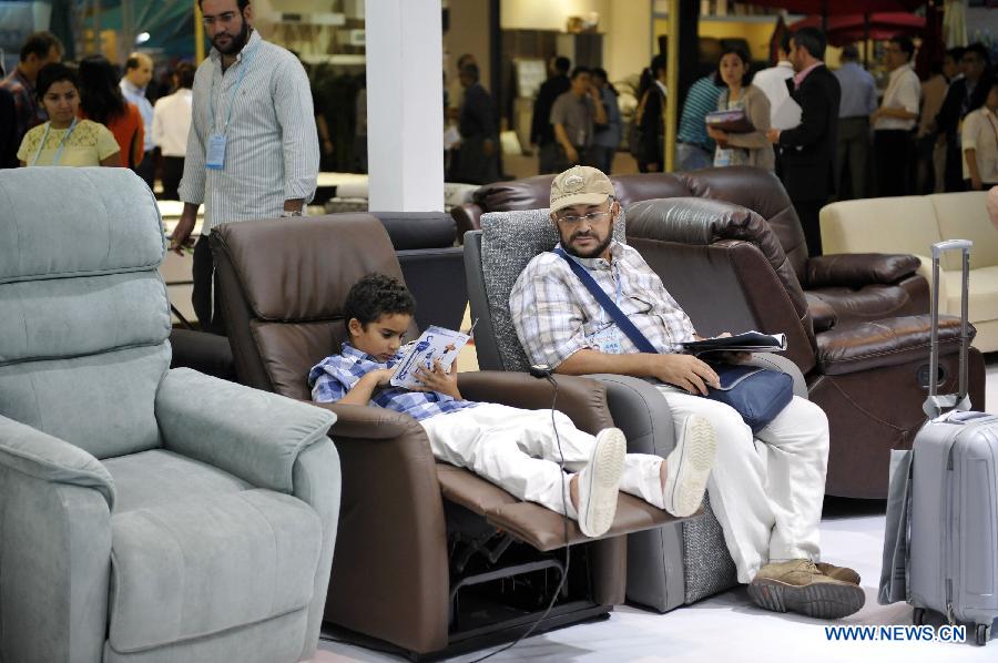 Foreign purchasers try products in the Canton Fair in Guangzhou, capital of south China&apos;s Guangdong Province Oct. 23, 2013. 