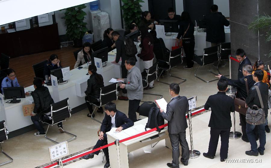 People come to the service lobby of the Shanghai free trade zone (FTZ) to consult about enterprise registration application, in Shanghai, east China, Oct. 25, 2013. 