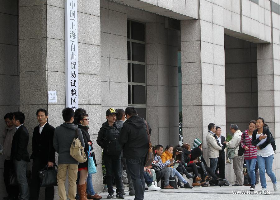 People wait outside the service lobby of the Shanghai free trade zone (FTZ) to consult about enterprise registration application, in Shanghai, east China, Oct. 25, 2013. 