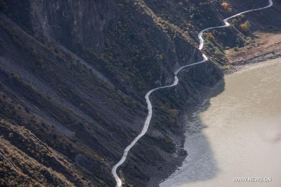 Photo taken on Nov. 4, 2013 shows roads leading to Lewu Township of Jinchuan County, Tibetan and Qiang Autonomous Prefecture of Aba, southwest China&apos;s Sichuan Province. 