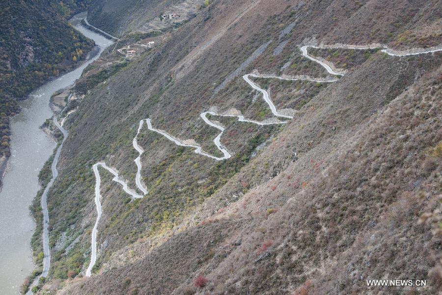 Photo taken on Nov. 4, 2013 shows roads leading to Sijiabi Village in Ergali Township of Jinchuan County, Tibetan and Qiang Autonomous Prefecture of Aba, southwest China&apos;s Sichuan Province. 