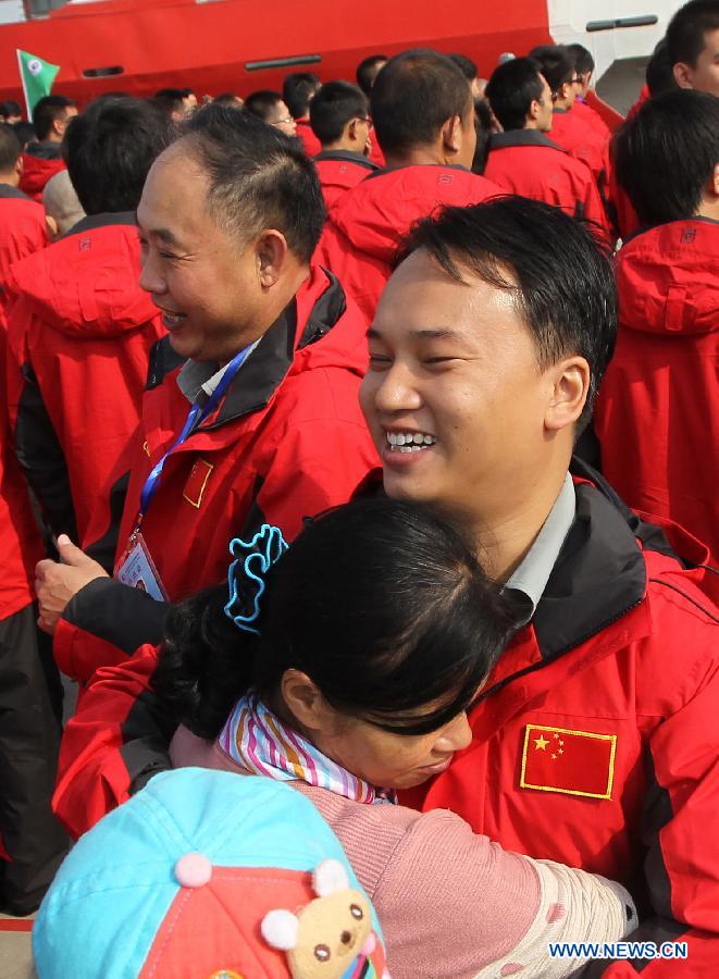 Wang Wencheng (R, front), a member of the Chinese scientific expedition team, hugs his wife before leaving Shanghai, east China, Nov. 7, 2013. 