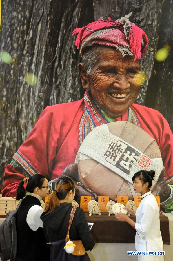 An exhibitor introduces products at the 3rd China(Nanning) International Tea Expo in Nanning, capital of south China&apos;s Guangxi Zhuang Autonomous Region, Nov. 8, 2013. 