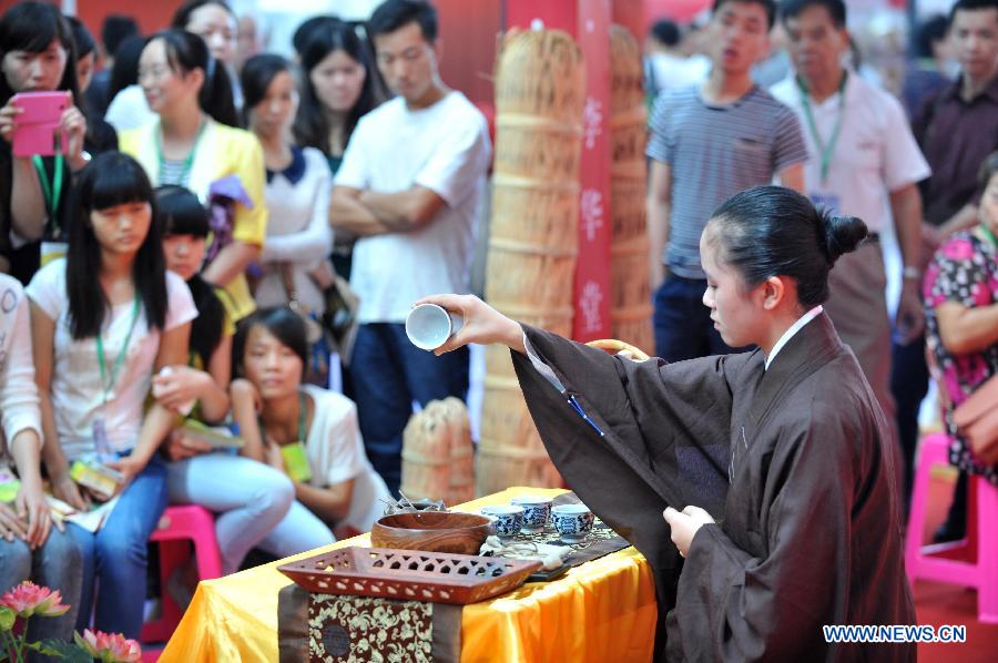 A woman performs tea ceremony during the 3rd China (Nanning) International Tea Expo in Nanning, capital of south China&apos;s Guangxi Zhuang Autonomous Region, Nov. 8, 2013. 