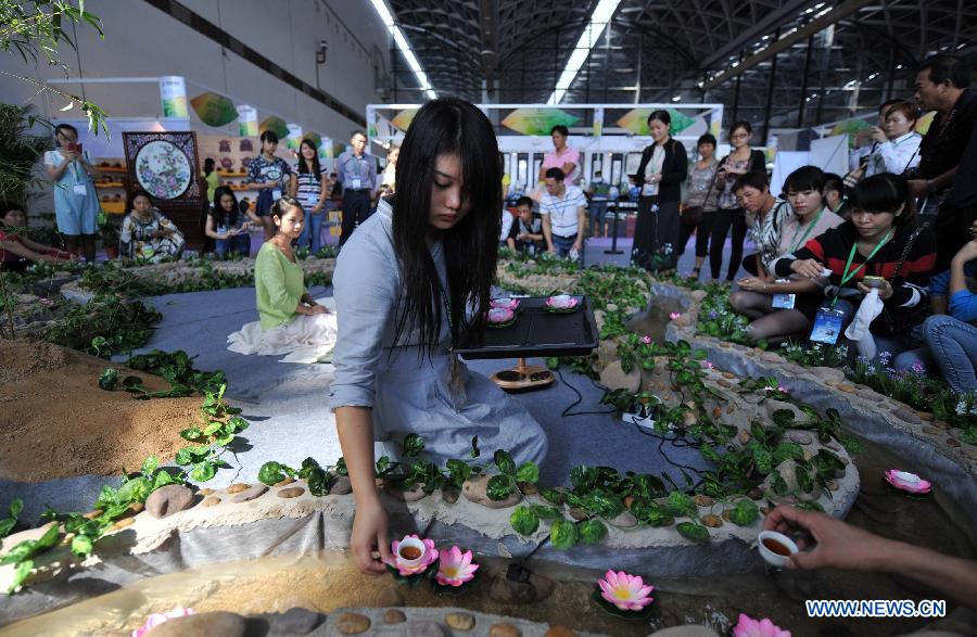 A woman performs tea ceremony during the 3rd China (Nanning) International Tea Expo in Nanning, capital of south China&apos;s Guangxi Zhuang Autonomous Region, Nov. 8, 2013. 