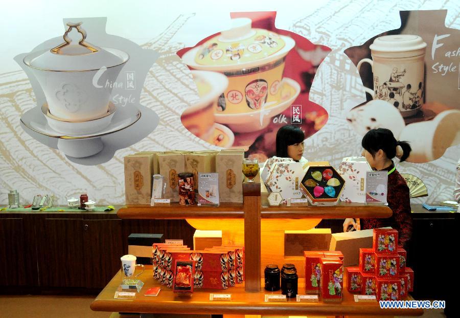 A customer selects products at the 3rd China (Nanning) International Tea Expo in Nanning, capital of south China&apos;s Guangxi Zhuang Autonomous Region, Nov. 8, 2013. 