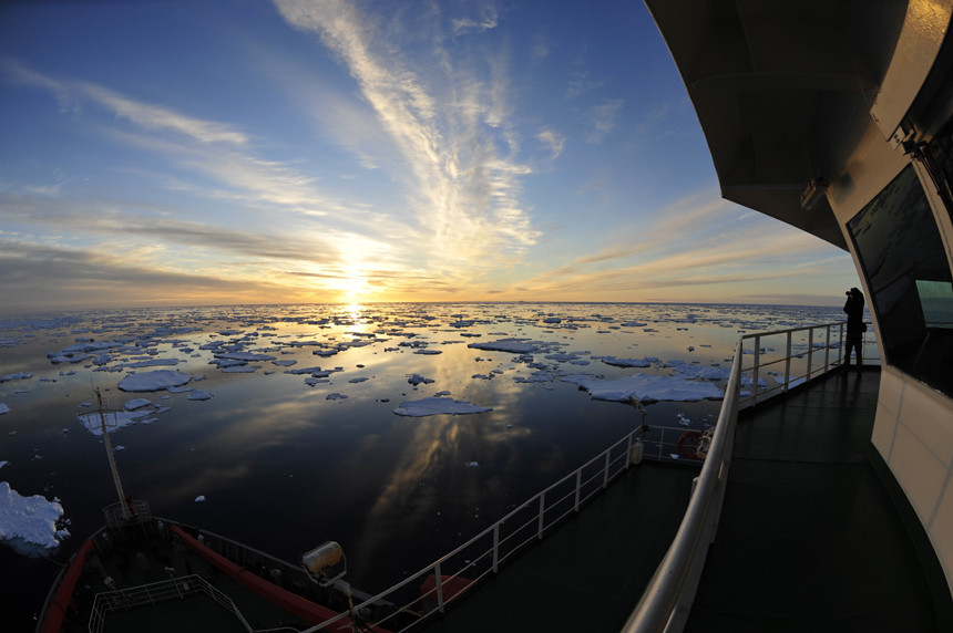 Chinese icebreaker Xuelong voyages in Southern Ocean on Nov. 29, 2013. [Photo/Xinhua] 