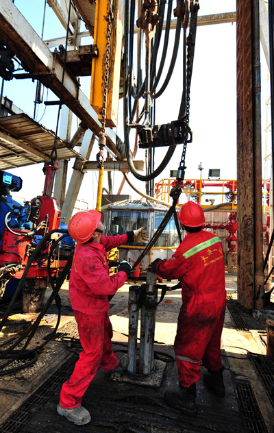 Workers man an oil drill at the Dagang oilfield in Tianjin. A study has found that China will consume 590 million metric tons of petroleum in 2020 and about 690 million tons by 2030. LIU HAIFENG / XINHUA