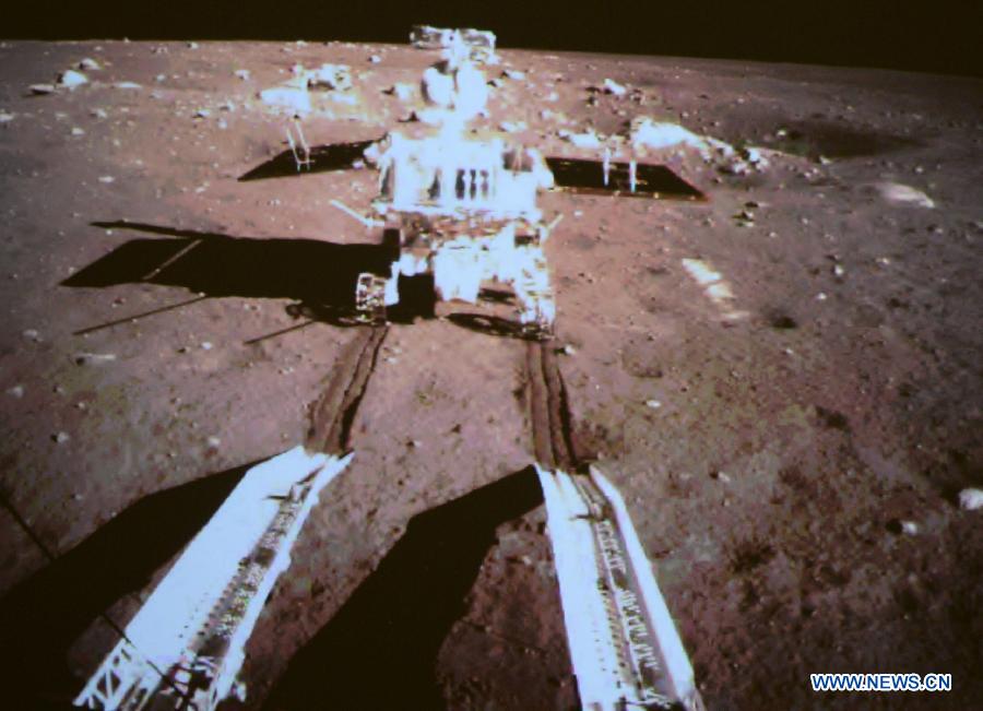A video grab shows China's first moon rover, Yutu, or Jade Rabbit, separating from Chang'e-3 moon lander early Dec. 15, 2013. The six-wheeled rover separated from the lander early on Sunday, several hours after the Chang'e-3 probe soft-landed on the lunar surface. [Photo: Xinhua]