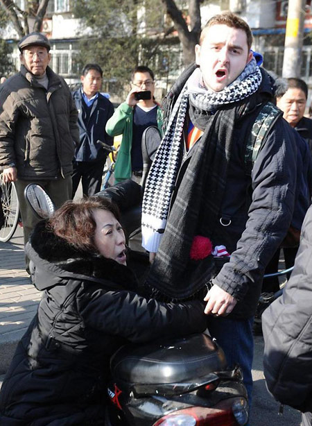 This photo showing an altercation between a Chinese woman and a foreigner who allegedly hit her with his motorbike on Monday was widely circulated online and has been the cause of heated debate. [China Daily]