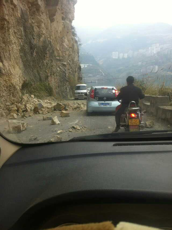 This photo taken on Dec. 16, 2013 by cellphone shows a road blocked by rock fell down in Badong County, central China's Hubei Province. A 5.1-magnitude earthquake hit Badong County in Enshi Tujia and Miao Autonomous Prefecture at 1:04 p.m., according to the China Earthquake Networks Center. [Xinhua]