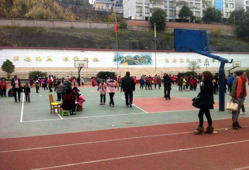 This photo taken by cellphone shows pupils and teachers of Guangming Primary School shunning the earthquake on the playground in Badong County, central China's Hubei Province, Dec. 16, 2013. A 5.1-magnitude earthquake hit Badong County in Enshi Tujia and Miao Autonomous Prefecture at 1:04 p.m., according to the China Earthquake Networks Center. [Xinhua]