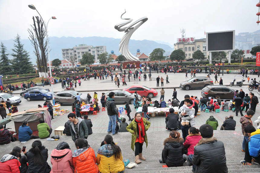 People shun the earthquake on a square in Badong County, central China's Hubei Province, Dec. 16, 2013. A 5.1-magnitude earthquake hit Badong County in Enshi Tujia and Miao Autonomous Prefecture at 1:04 p.m., according to the China Earthquake Networks Center. [Xinhua]