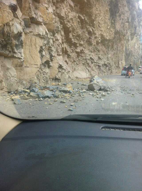 This photo taken on Dec. 16, 2013 by cellphone shows a road blocked by rock fell down in Badong County, central China's Hubei Province. A 5.1-magnitude earthquake hit Badong County in Enshi Tujia and Miao Autonomous Prefecture at 1:04 p.m., according to the China Earthquake Networks Center. [Xinhua]