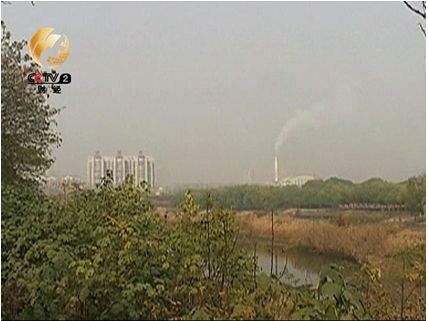 Wuhan has been exposed to hundreds of tons of carcinogenic chemicals 900 times as toxic as arsenic each year since five garbage incineration power plants were built illegally in the central Chinese city. [Video clip]