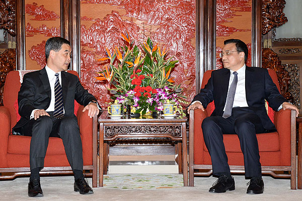 Premier Li Keqiang (right) affirms his support of the Hong Kong Government’s work, in a meeting with Chief Executive CY Leung. [China.org.cn]