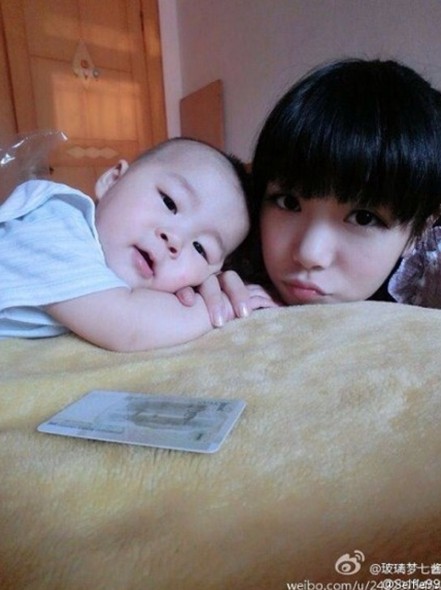 A mother claiming to be born in 1995 posts a picture with her kid. [Photo/Sina Weibo]