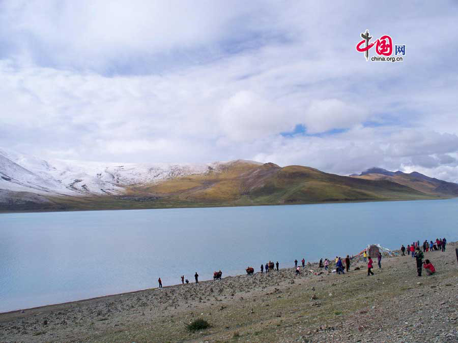 A constant flow of pilgrims streams to the three lakes. The breathtaking Yamdrok Lake enjoys the advantage of being closest to Lhasa and the airport. Likewise, the road to reach Yamdrok is arguably in better condition than those leading to the other two holy lakes. [China.org.cn]