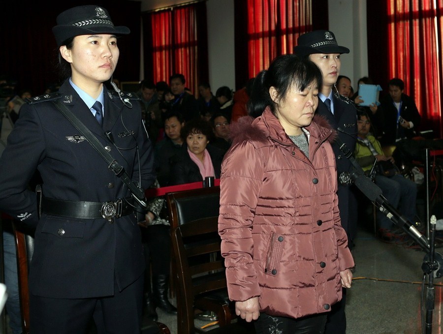 Zhang Shuxia, who is involved in a baby trafficking scandal, stands trial in Weinan Intermediate People's Court in Weinan, northwest China's Shaanxi Province, today. Zhang was a doctor with the Fuping County Maternal and Child Health Care Hospital in the province and was detained by police in connection with trafficking of babies in August. [photo / Xinhua]