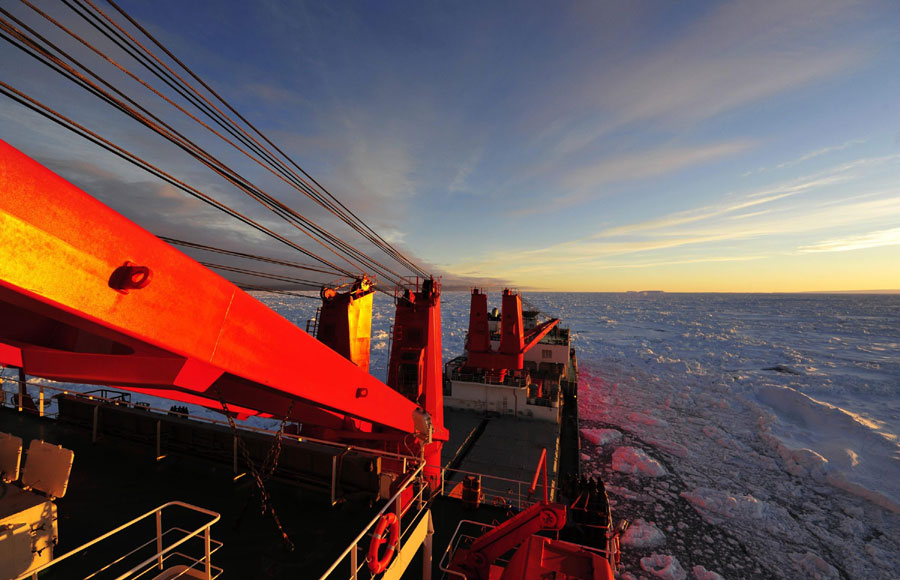 The Chinese icebreaker Xuelong, or Snow Dragon, anchors in a sea-ice field off Antarctica, Jan. 3, 2014. Xuelong is blocked by thick ice after successfully transferred passengers aboard stranded Russian science vessel MV Akademik Shokalskiy Thursday.[Photo/Xinhua] 