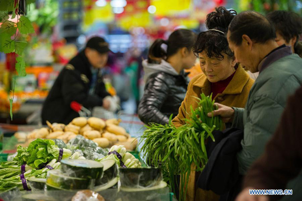 Consumers select vegetables at a supermarket in Hefei, capital of east China's Anhui Province, Jan. 9, 2014. China's consumer price index (CPI) grew 2.5 percent year on year in December, and 2.6 percent for the whole of 2013, well below the government's full-year target of 3.5 percent, the National Bureau of Statistics (NBS) said Thursday. December's CPI, a main gauge of inflation, was 0.5 percentage points lower than the previous month. 
