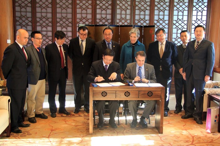 China's Tsinghua University and Johns Hopkins University in the United States signed a memorandum of understanding (MOU) to offer a dual-degree graduate program in international politics and economics. [photo / China.org.cn]