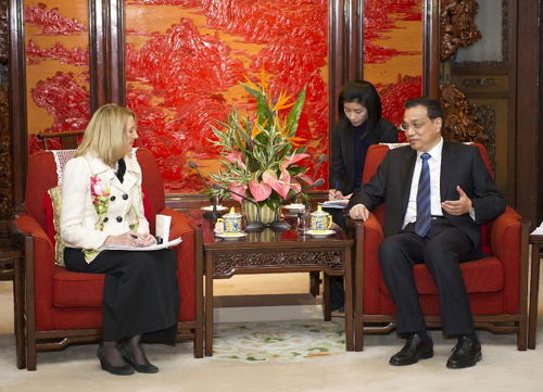 Chinese Premier Li Keqiang met with Marcia McNutt, editor-in-chief of U.S. journal Science, here on Monday. [Xinhua photo]