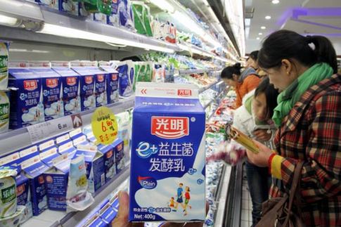 Shoppers choose dairy products at a supermarket in Xuchang, Henan province. Bright Food Group plans to list its newly acquired assets in foreign countries, including Manassen Foods in Australia and cereal maker Weetabix in Britain. [China Daily] 