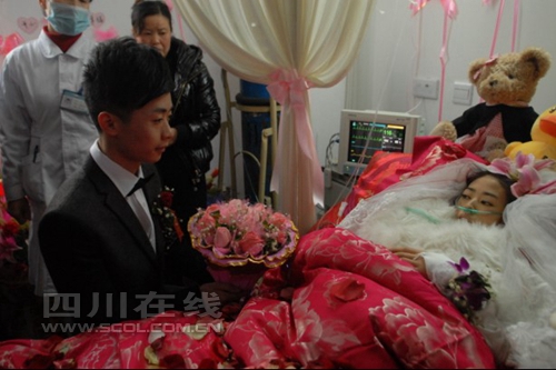 Chen Ting, a 23-year-old girl dying of cancer, weds her sweetheart on her bed in a hospital in Chongzhou City of southwest China's Sichuan Province on Tuesday. [photo / scol.com.cn]