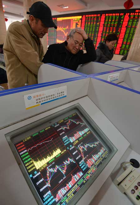Investors make trades at a brokerage in Fuyang, Anhui province, on Monday. The benchmark Shanghai Composite Index declined 0.68 percent to 1,991.25 points, with transactions contracting to 48.3 billion yuan ($7.9 billion) from 57 billion yuan on Friday. 