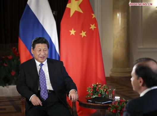 Visiting Chinese President Xi Jinping (L) gives an interview to a Russian TV channel in Sochi, Russia, Feb. 7, 2014. [Xinhua]