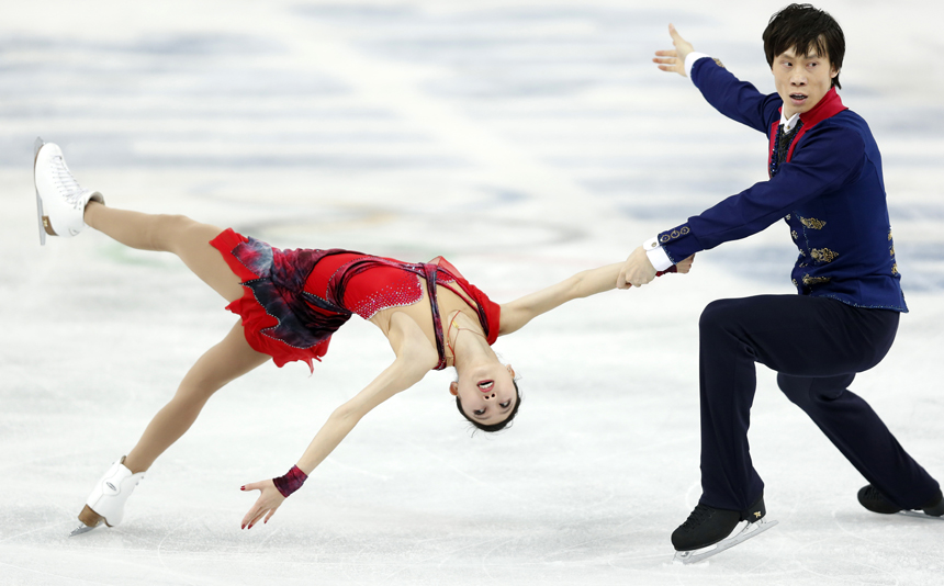 Chinese figure skating veterans Pang Qing and Tong Jian narrowly missed a medal at their fourth Winter Olympics on Wednesday.