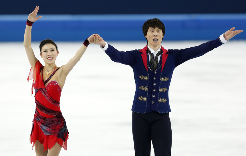 Chinese figure skating veterans Pang Qing and Tong Jian narrowly missed a medal at their fourth Winter Olympics on Wednesday.