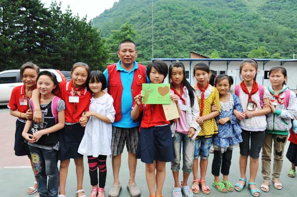 Fu Qiang visits the Luojia Sanjiu Primary School in Tianquan, a county hit hard in the Ya'an earthquake on April 20,2013. 
