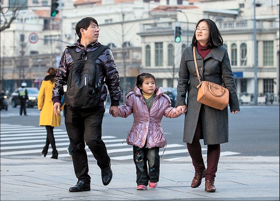 A family takes a walk along Nanjing Road in downtown Shanghai yesterday.[Photo/Shanghai Daily]