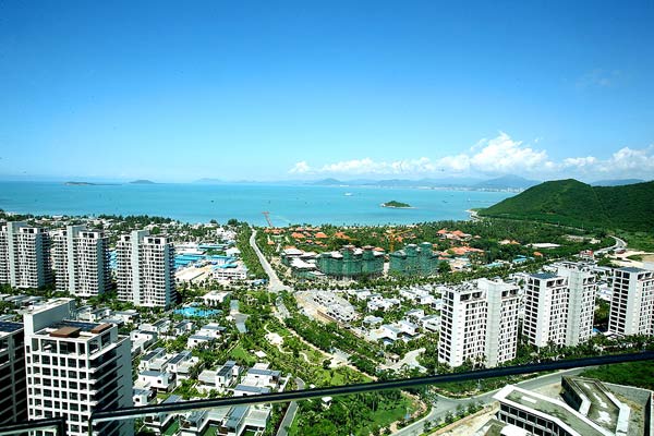 Chinese people who live in big cities are trying to escape from the heavy-polluted air by moving to places where they can enjoy blue skies and much-needed sunshine such as Hainan and Yunnan.