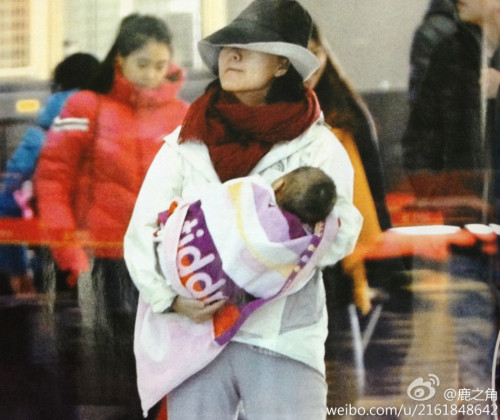 Photos of famous journalist Chai Jing holding her baby girl at Beijing airport have gone viral this week. [Photo: Sina]