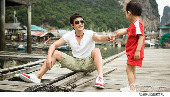 Actor Lu Yi has been trying to create an ordinary life for his daughter (R)